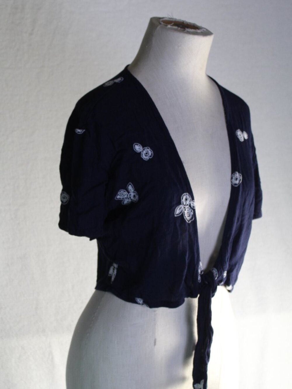 Lottie Moss Sz L Navy Blue White Embroidered Flowers Front Tie Short Sleeve Bolo